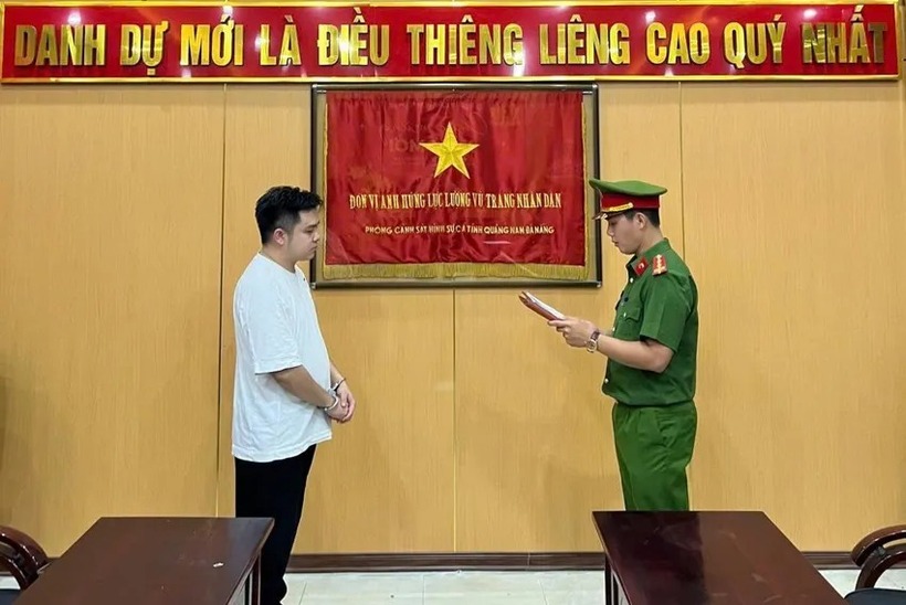 Công an đọc lệnh bắt tạm giam đối với Nguyễn Văn Thành. Ảnh: Pháp luật TP.HCM