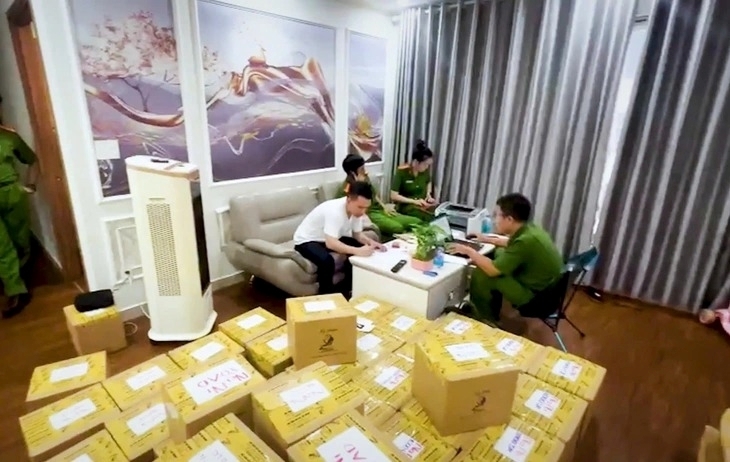 Công an kiểm tra cơ sở sản xuất mỹ phẩm không rõ nguồn gốc ở Nha Trang. Ảnh: Tuổi trẻ