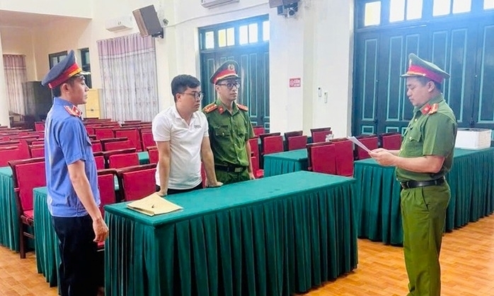 Tống đạt quyết định khởi tố, lệnh bắt tạm giam đối với Nguyễn Như Thành - Thành viên góp vốn Công ty Win Group. Ảnh: Người lao động