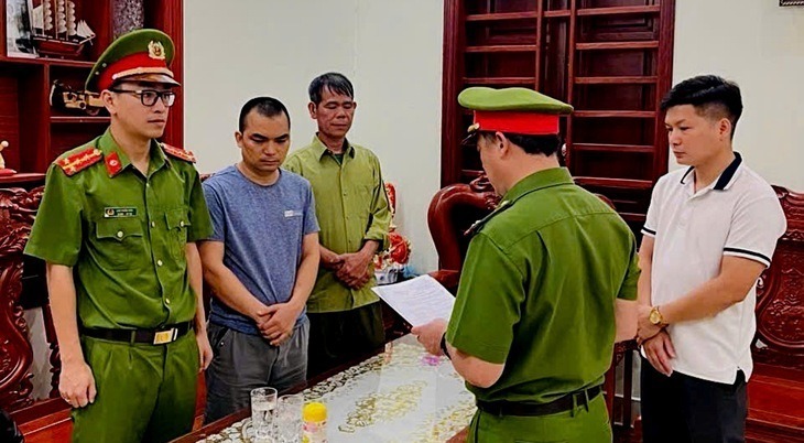 Tống đạt quyết định khởi tố, lệnh bắt tạm giam đối với Lê Thế Hải - Giám đốc Công ty TNHH cung ứng nhân lực Win Group. Ảnh: Tuổi trẻ