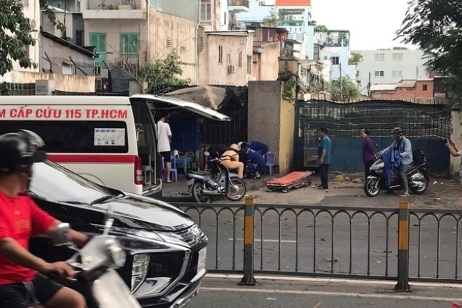 Lực lượng CSGT và nhân viên y tế có mặt sơ cứu nạn nhân. Ảnh: Tiền phong
