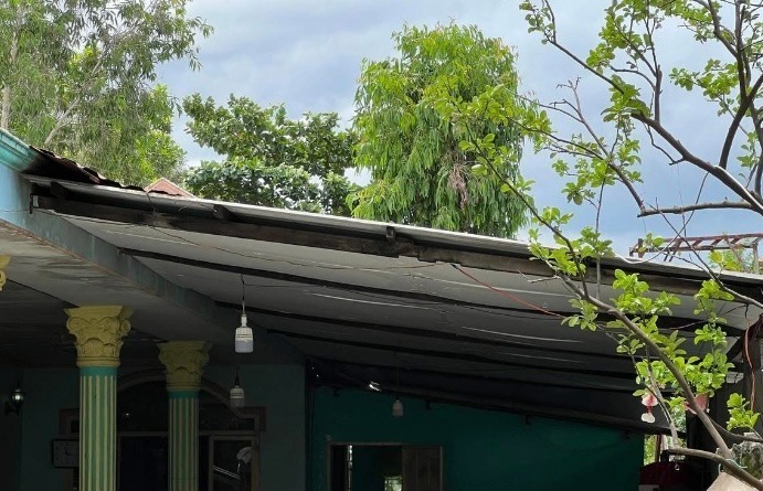 Khu vực mái tôn nơi ông T. gặp nạn. Ảnh: Công an nhân dân