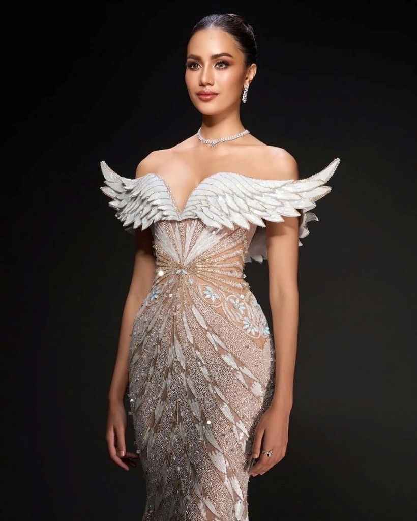Tân Hoa hậu Thế giới thông thạo tiếng Anh và tiếng Trung, ngoài ra còn sở hữu khả năng catwalk và ca hát chuyên nghiệp.
