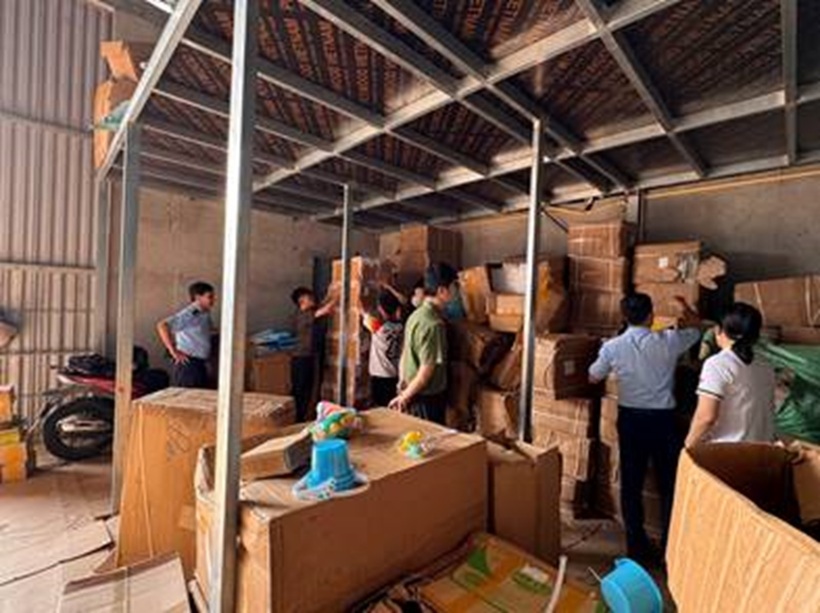 Lực lượng quản lý thị trường tỉnh kiểm tra kho hàng của hộ kinh doanh Vũ Tiến Đạt. Ảnh: www.dms.gov.vn