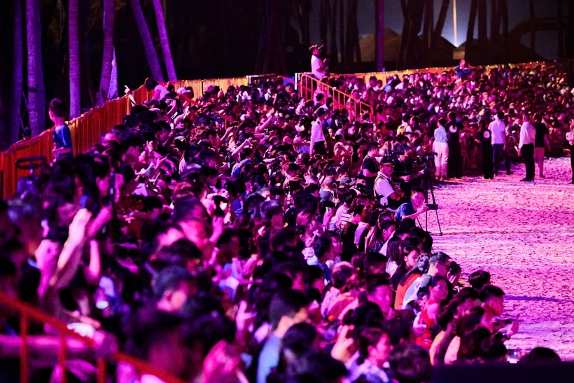 Khán đài kín chỗ ngồi trong đêm khai màn show