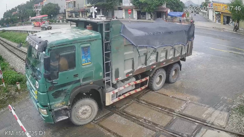 Giây phút ô tô tải vượt gác chắn đường sắt. (Ảnh: Cắt từ clip Fanpage OFFB)