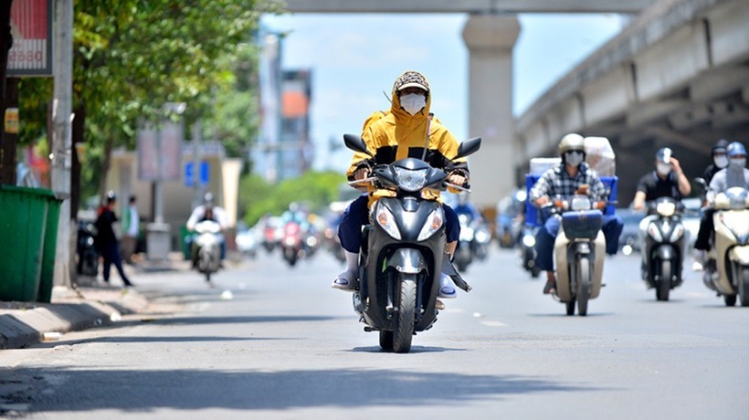 Hà Nội ngày nắng nóng, có nơi nắng nóng gay gắt nền nhiệt tăng cao nhất trên 37 độ; chiều tối và đêm khả năng vẫn có mưa rào và giông vài nơi. Ảnh minh hoạ.