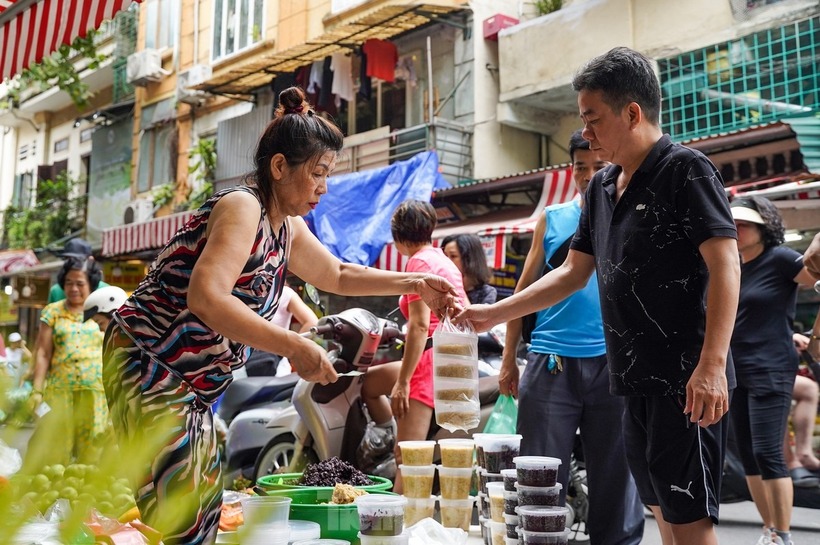 Rượu nếp là món không thể thiếu trong ngày Tết Đoan Ngọ. Ảnh: Tiền phong