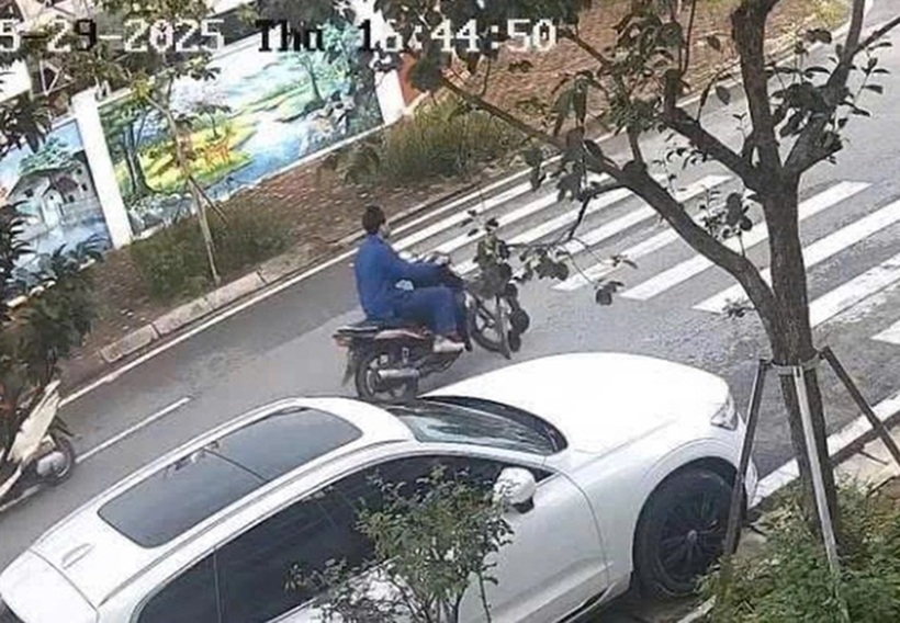 Hòng che mắt lực lượng chức năng, Báo liên tục thay đổi trang phục và tháo biển số xe hòng qua mắt lực lượng chức năng. Ảnh: Người đưa tin