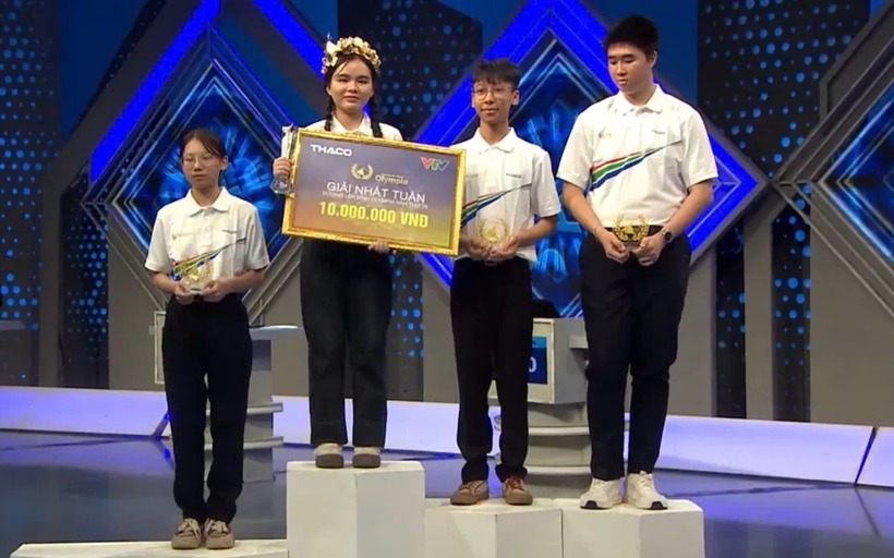 Với 215 điểm, Đặng Thị Thu Hà (THPT chuyên Biên Hòa, Hà Nam) giành vòng nguyệt quế tại trận tuần 2 tháng 2 quý III Đường lên đỉnh Olympia 25. Ảnh: Thời báo VTV