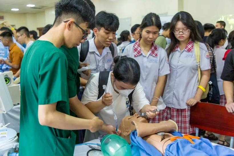 Các thí sinh tìm hiểu ngành học ở Trường Đại học Y dược TP.HCM. Ảnh: Pháp Luật TP.HCM