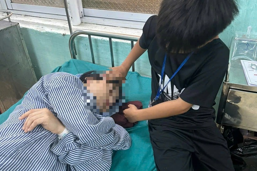 Chị M đang điều trị tại bệnh viện. Ảnh: Báo Dân trí.
