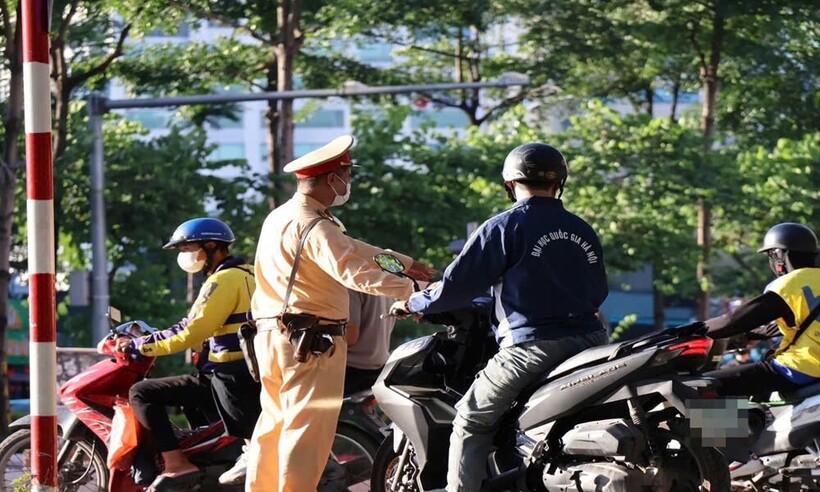 Nam thanh niên điều khiển xe đi ngược chiều bị lực lượng phát hiện, xử lý.