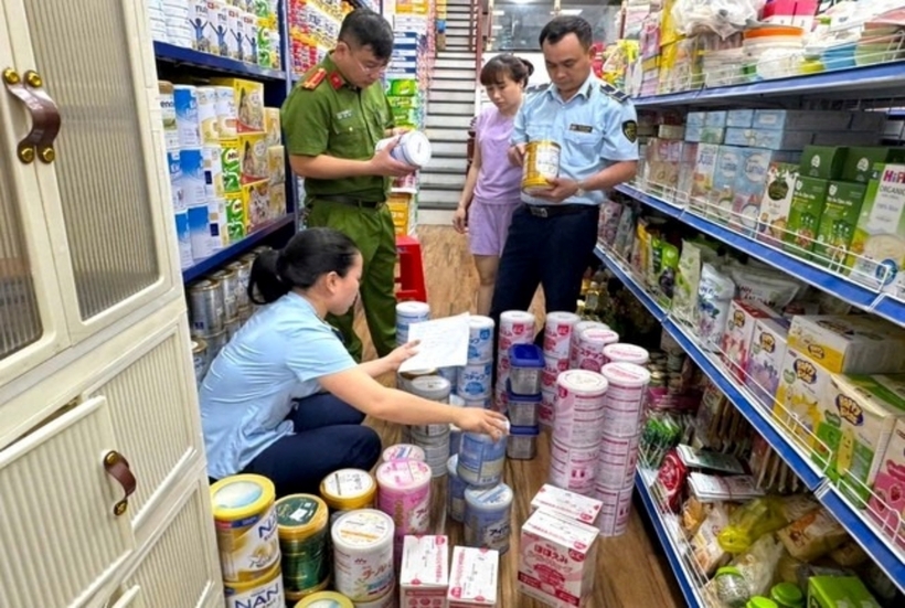 Cơ quan chức năng phát hiện 186 sản phẩm sữa bột dành cho trẻ em, có thông tin thể hiện trên nhãn, bao bì bằng tiếng nước ngoài, không có nhãn phụ bằng tiếng Việt Nam. Ảnh: Tiền Phong
