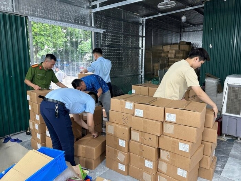 Lực lượng chức năng kiểm tra cơ sở trực thuộc Công ty TNHH Dược mỹ phẩm Ngân Korea. Ảnh: Lao Động