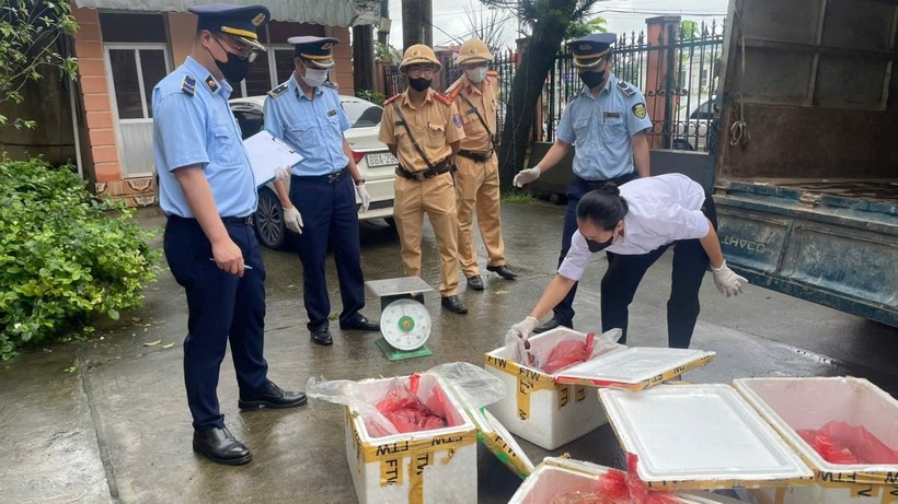 Tiêu hủy 112kg nội tạng động vật bốc mùi hôi thối. Ảnh: Chi cục Quản lý thị trường tỉnh Phú Thọ.