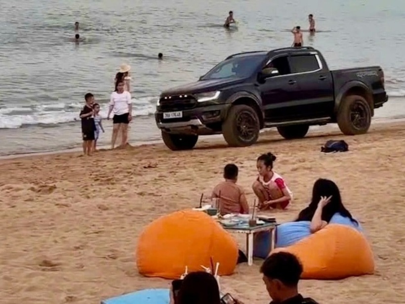 Xe bán tải ngang nhiên phóng trên bờ biển TP. Tuy Hòa, Phú Yên. Ảnh: VTC News.
