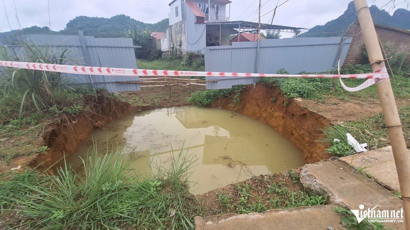 Mực nước tại các hố ở gần có sự tăng giảm tương ứng với ''hố tử thần'' trên quốc lộ 3B. Ảnh: VietNamNet