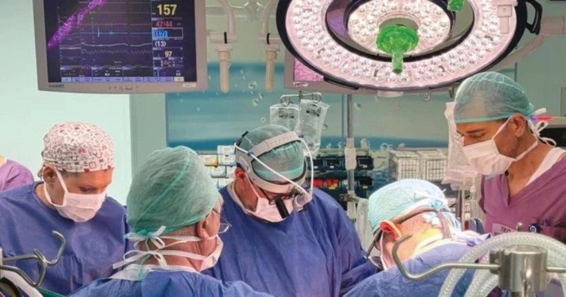 Các bác sĩ tiến hành ca phẫu thuật. Ảnh: Trung tâm Y tế Đại học Hadassah