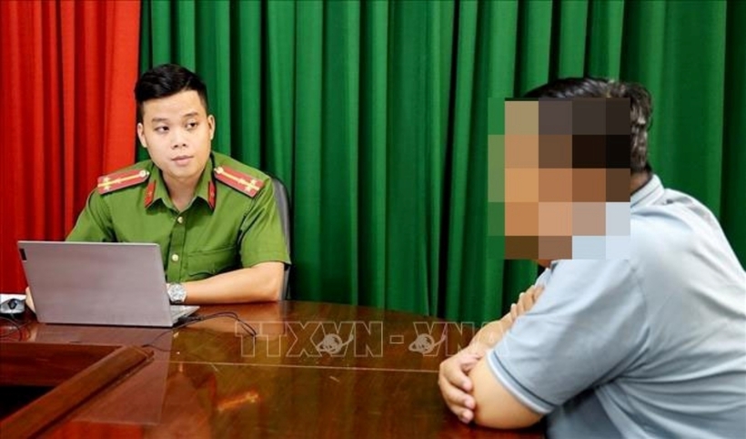 Đối tượng N.H.L khai nhận tại cơ quan điều tra. Ảnh: TTXVN