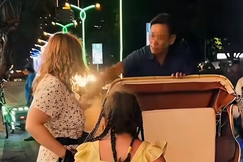 Người chạy xích lô có hành động "phản cảm" với nữ du khách. Ảnh: Báo Dân trí.