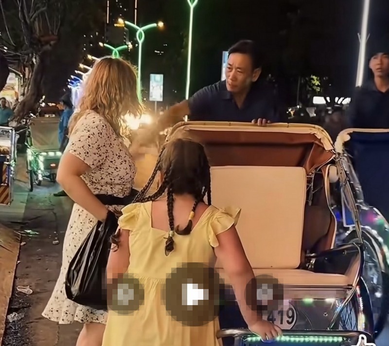 Hình ảnh người lái xe xích lô giật tiền từ tay du khách nước ngoài. Ảnh: Công an nhân dân.