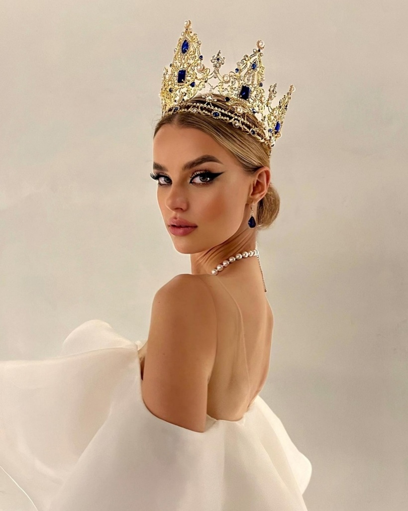 "Krystyna đã dẫn dắt bằng sự điềm tĩnh, bản lĩnh vững vàng và trái tim nhân ái. Thông minh, nói chuyện cuốn hút và luôn thân thiện một cách tự nhiên, Krystyna khiến ai cũng cảm thấy được trân trọng - từ những đứa trẻ chạy đến ôm cô tới những người hâm mộ xin chụp ảnh selfie. Cô ấy là hiện thân của sự thanh lịch, ngay cả khi đi giày thể thao. Trên mạng xã hội, cô ấy được yêu thích. Ngoài đời, cô là người khó quên", Global Beauties nhận xét.