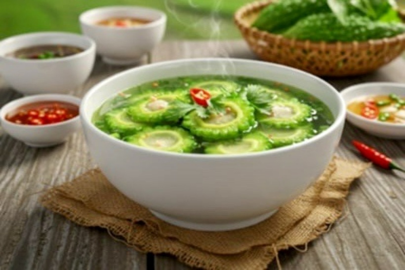 Mùa hè ăn sống mướp đắng giúp thanh nhiệt giải hỏa còn ăn chín có tác dụng dưỡng huyết bổ gan, nhuận tỳ bổ thận. Ảnh minh họa.