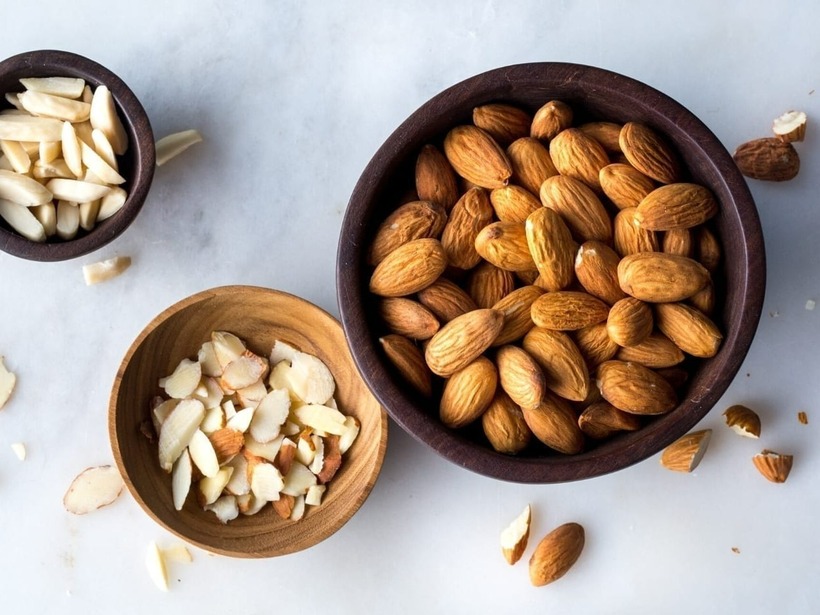 Hạnh nhân tác dụng duy trì làn da khỏe mạnh, chứa amygdalin, dầu béo, protein và các axit amin tự do khác nhau.