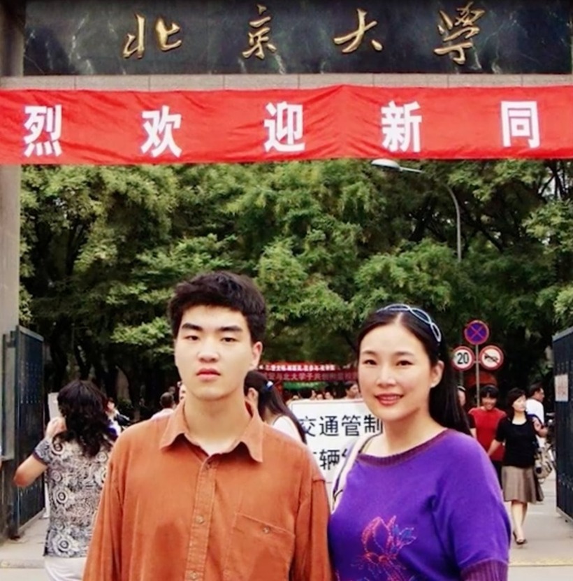 Người mẹ tận tụy chưa bao giờ từ bỏ cậu con trai tài năng Ding Zheng của mình. Ảnh: ifeng