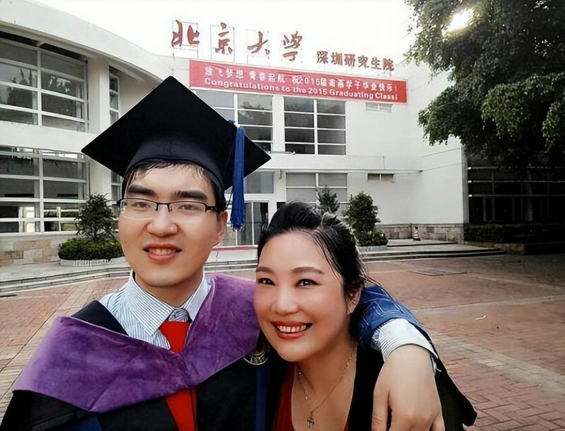 Ding Zheng bên mẹ khi tốt nghiệp thạc sĩ ngành luật tại Đại học Bắc Kinh. Ảnh: SCMP