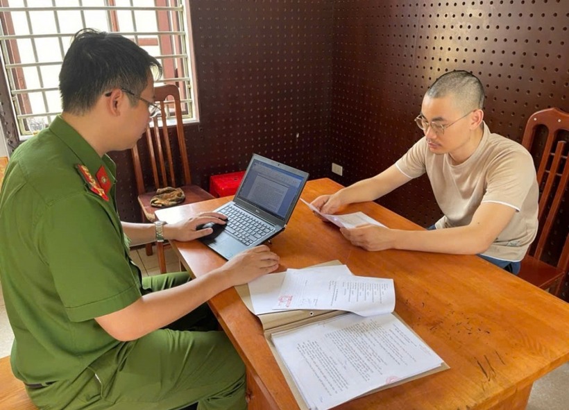 Cơ quan Cảnh sát điều tra lấy lời khai đối tượng Vũ Nho Thoại. Ảnh: VOV