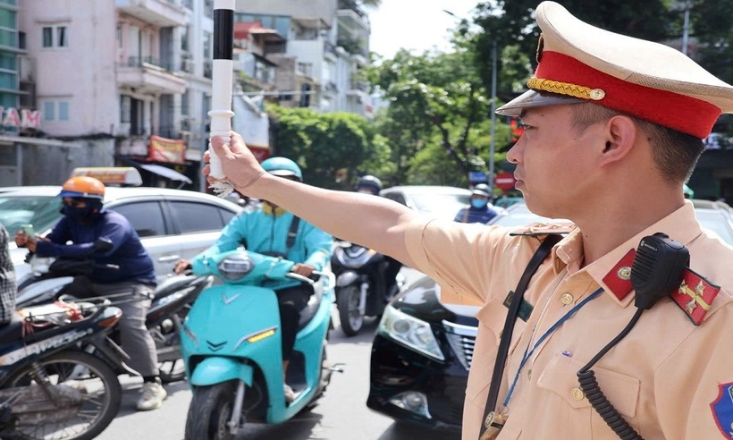 Theo lực lượng CSGT, khoảng từ 14h, nhiệt độ mặt đường có thể lên tới hơn 50 độ C do phát nhiệt cao nhất. Do đó, người tham gia giao thông cần hết sức chú ý để đảm bảo an toàn cho bản thân và những người xung quanh.