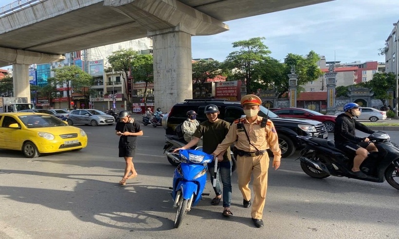Tổ công tác đang dừng xe người vi phạm.