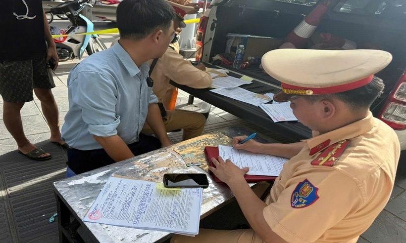 Lực lượng CSGT đang tiến hành lập biên bản xử lý người vi phạm.