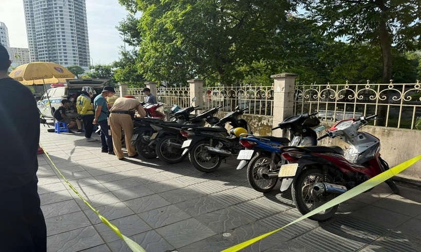 Khoảng hơn 1 tiếng đã rất nhiều phương tiện tham gia giao thông bị dừng xe kiểm tra, xử lý tại chốt làm việc.
