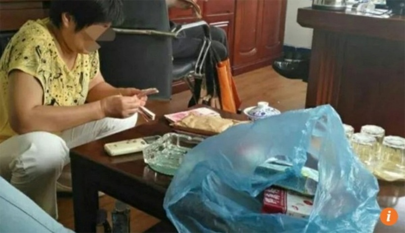 ia đình họ Lưu đến sở cảnh sát để nhận lại số tiền.