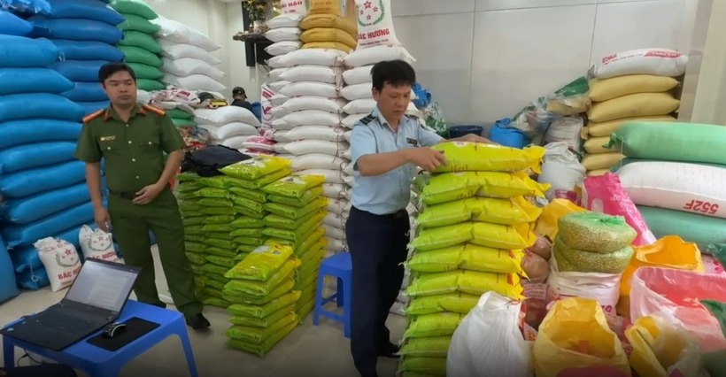 Lực lượng chức năng kiểm tra cửa hàng gạo vi phạm. (Ảnh: SK&ĐS)