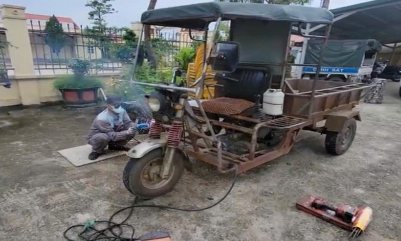 Người dân tự nguyện dỡ bỏ phương tiện tại Công an xã.