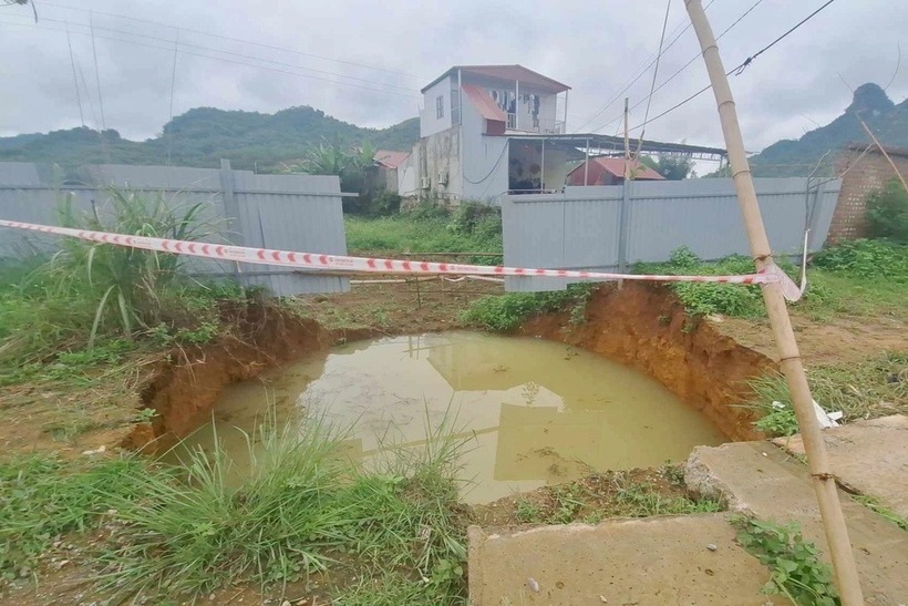 Nước trong hố dâng lên cao gây khó khăn cho công tác tìm kiếm nạn nhân. Ảnh: Dân trí