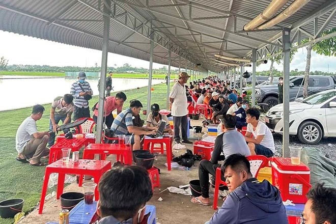 Gần 100 người bị phát hiện đang tham gia hoạt động đánh bạc núp bóng câu cá giải trí. (Ảnh: Công an Tây Ninh)