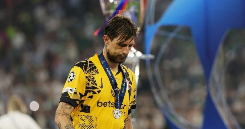 Chỉ một cổ động viên đón Inter Milan trở về Italia sau trận thua 0-5, cho thấy sự chỉ trích gay gắt từ người hâm mộ dành cho á quân Champions League.