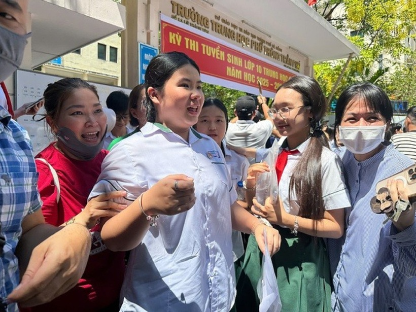 Từ sáng sớm, các điểm thi đã đông kín phụ huynh, học sinh.