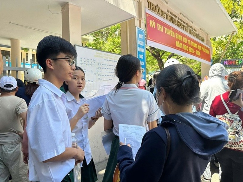 Sáng 2/6, thí sinh thi môn Ngữ Văn, chiều thi môn Ngoại Ngữ và sáng mai thi môn Toán.