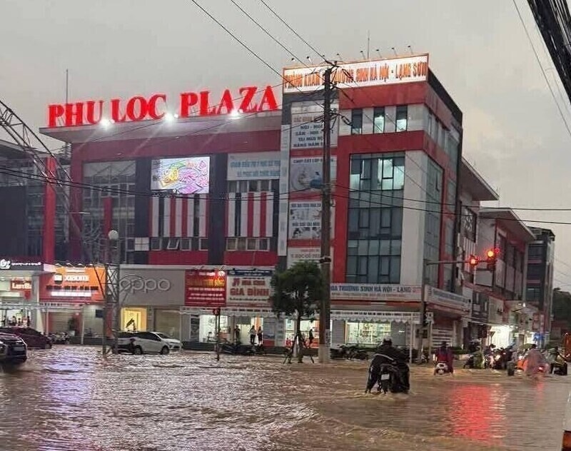Các tuyến đường bị ngập, người dân chật vật di chuyển. Ảnh: Lao động