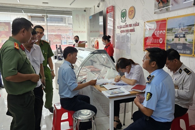 Ngành chức năng tỉnh Sóc Trăng kiểm tra một cửa hàng C.P. ở Sóc Trăng. Ảnh: Dân trí