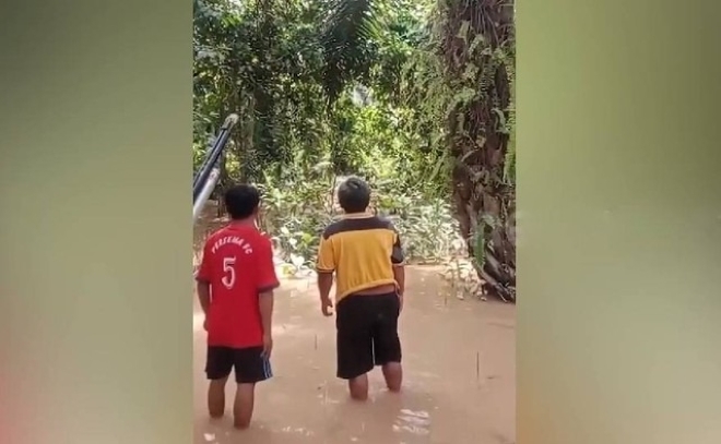 Người dân tìm kiếm con cá sấu tấn công người phụ nữ. Ảnh: Người đưa tin