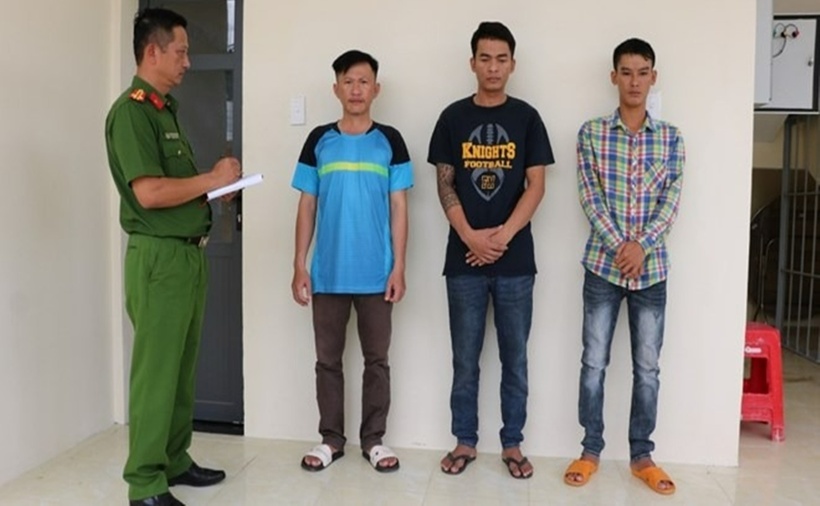 Nhóm đối tượng mua bán máy gặt lậu chuyển từ Campuchia về Việt Nam bị phát hiện bắt giữ. (Ảnh: Lao động)