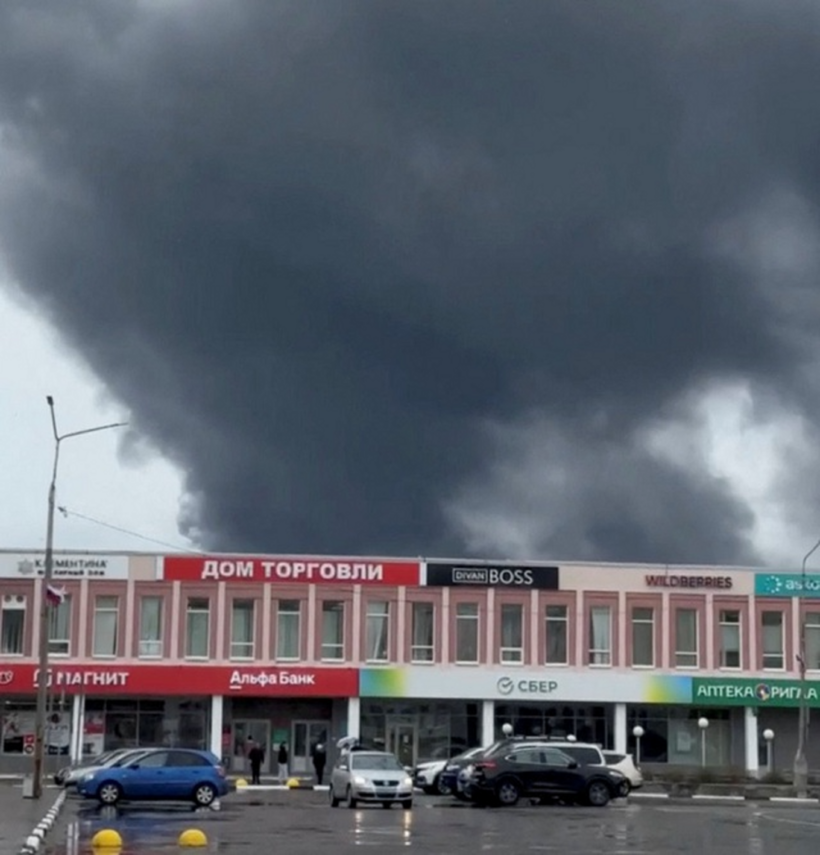 Khói bốc lên sau cuộc tấn công bằng UAV ở thị trấn Olenegorsk thuộc tỉnh Murmansk của Nga, trong ảnh từ một video được công bố ngày 1/6. Ảnh: Reuters