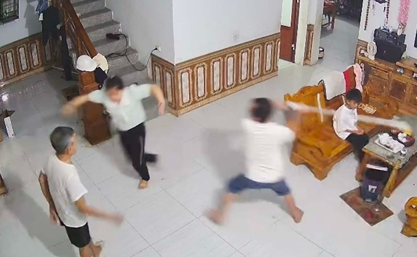 Chồng dùng cây lau nhà đánh vợ trước mặt người già và con nhỏ. (Ảnh: Tuổi trẻ)
